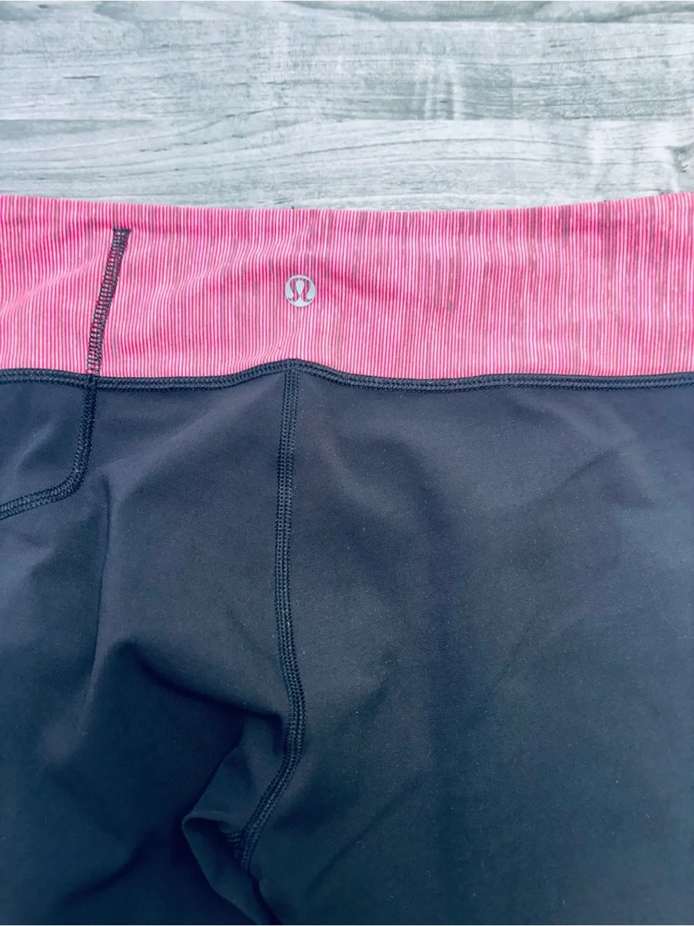 lululemon athletica Black Capri Leggings with Pink Waistband Size Medium 6
